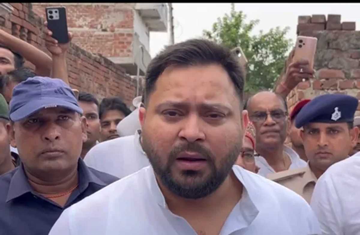 बिहार : तेजस्वी यादव नालंदा पहुंचे, शहीद जवान सिकंदर रावत के घर पहुंचकर दी श्रद्धांजलि बिहार : तेजस्वी यादव नालंदा पहुंचे, शहीद जवान सिकंदर रावत के घर पहुंचकर दी श्रद्धांजलि